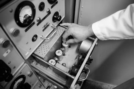 Na sliki je ena izmed naprav v Muzejski zbirki analogne oddajne tehnike na Nanosu